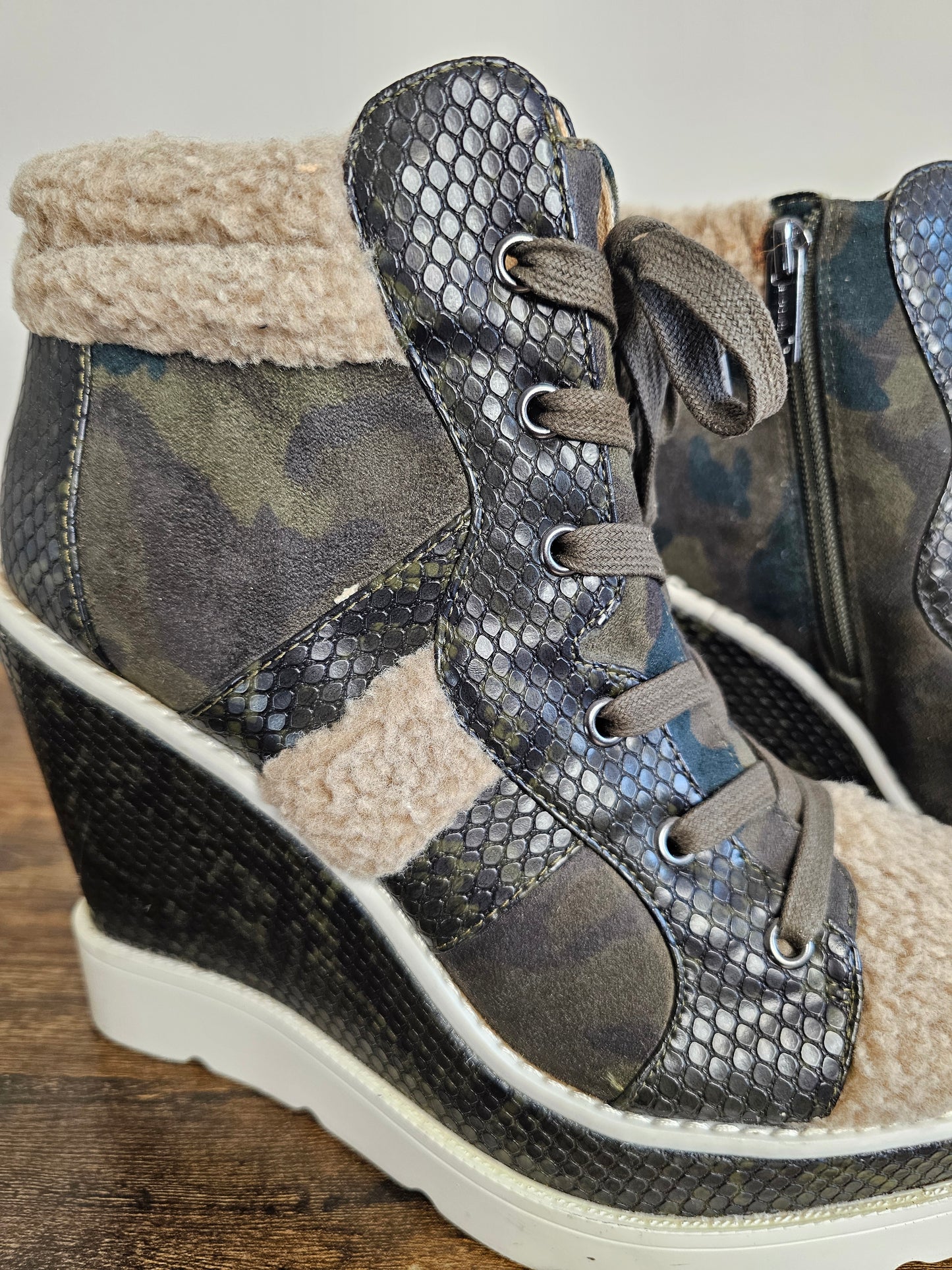 Jessica Simpson Meliey Cozy Lug Sole Wedge Sneaker Booties | Size 9